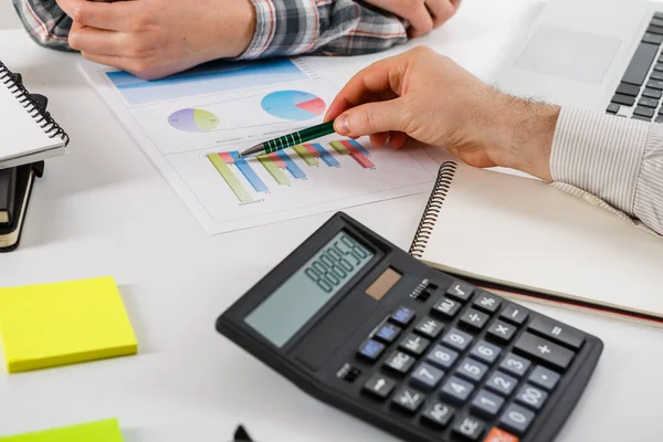 Concepto Negocio Dos Hombres Negocios Trabajando Reuniéndose Con Gráfico Oficina — Foto de Stock