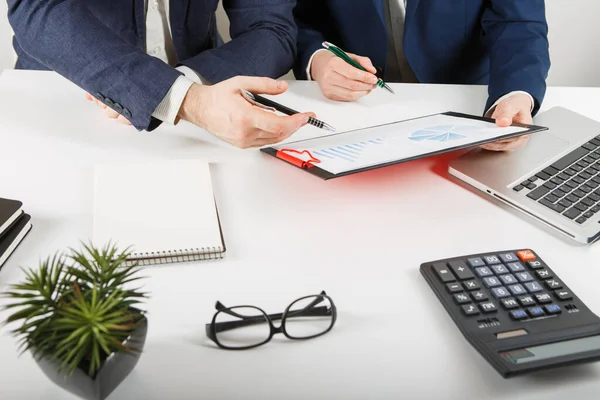 Zakenmensen Bespreken Grafieken Grafieken Met Resultaten Van Hun Succesvolle Teamwork — Stockfoto