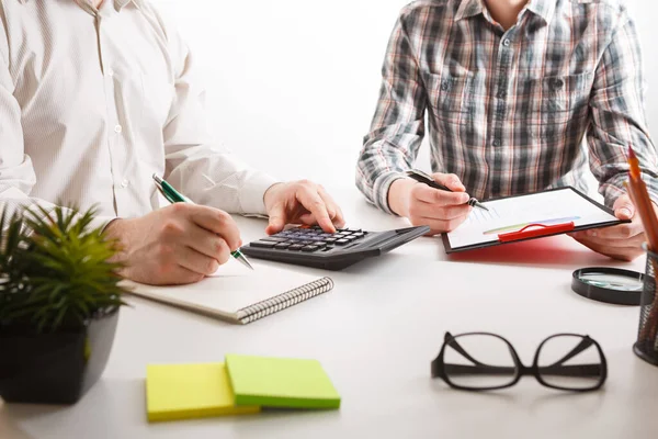 Concepto Negocio Dos Hombres Negocios Trabajando Reuniéndose Con Gráfico Oficina Imagen de archivo