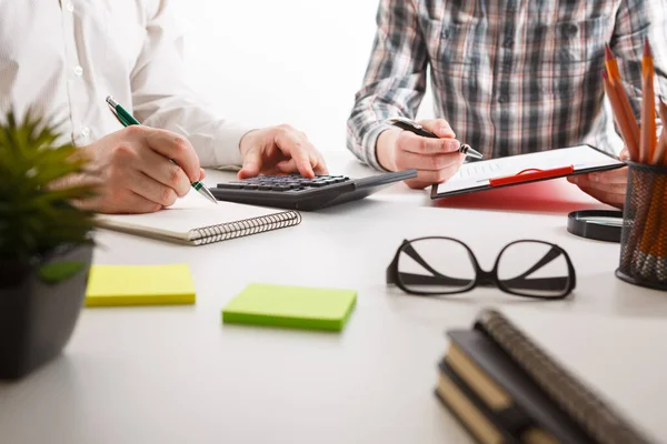 Concepto Negocio Dos Hombres Negocios Trabajando Reuniéndose Con Gráfico Oficina Imagen de stock