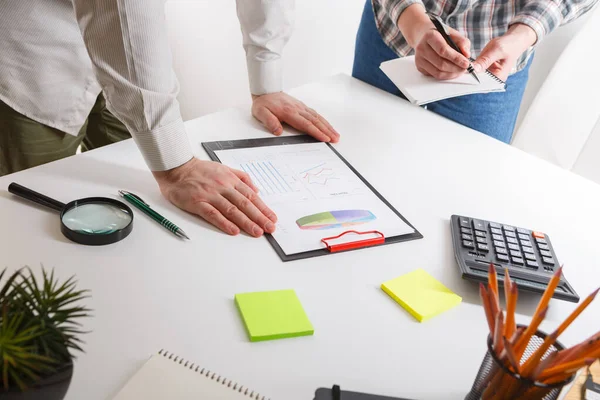 Concepto Negocio Dos Hombres Negocios Trabajando Reuniéndose Con Gráfico Oficina Fotos de stock