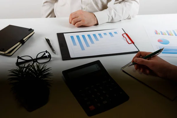 Concepto Negocio Dos Hombres Negocios Trabajando Reuniéndose Con Gráfico Oficina Imágenes de stock libres de derechos