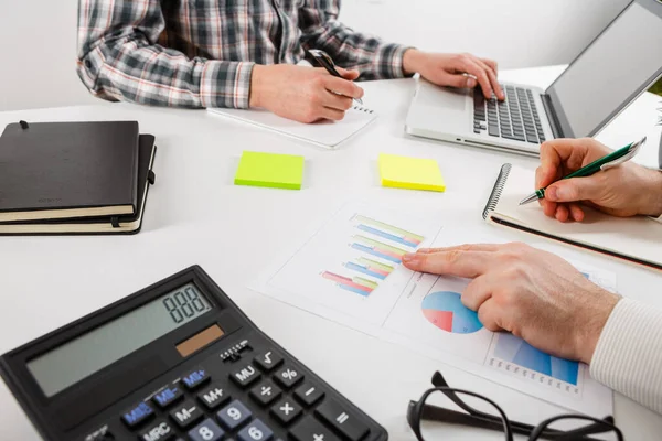 Concepto Negocio Dos Hombres Negocios Trabajando Reuniéndose Con Gráfico Oficina Imagen de stock