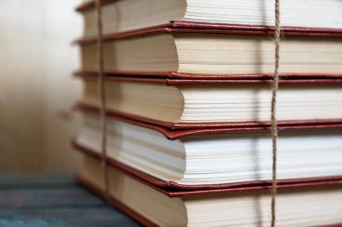 Eğitim ve okuma konsepti - ahşap masada renkli kitaplar grubu