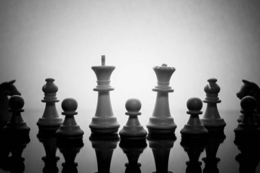 Bir satranç oyununun kralı bir liderin beyaz arkaplan sembolünde izole edilmiş.