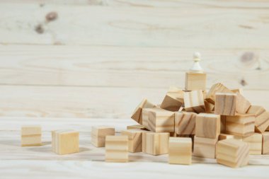 İş hiyerarşisi. Satranç taşlarıyla strateji kavramı. Satranç, üzerinde piyon olan tahta yapı taşlarından bir piramidin üzerinde duruyor. Boşluğu kopyala.