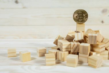 İş hiyerarşisi. Bitcoin ile strateji konsepti. Altın bitcoin tahta yapı taşları piramidinin tepesinde duruyor. Boşluğu kopyala.