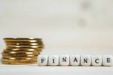 Beyaz arka planda Finans sözcüğüyle kavramsal kripto para birimi bitcoin