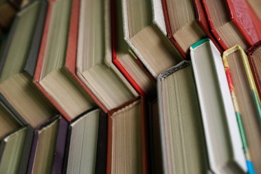 Kitap yığını arka plan. Bir sürü kitap yığını. Kalın ve Renkli Kitaplar Yığını, Okul Kütüphanesinde Bir Çok Kitap Yığını, Birbirinin Üzerine Yığılmış Eski Kitaplar, Eğitim Arkaplanı, Okula Dönüş