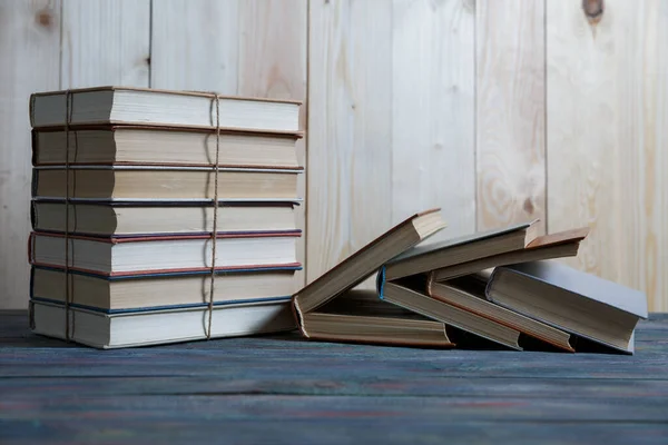 Conceito Educação Leitura Grupo Livros Coloridos Mesa Madeira — Fotografia de Stock