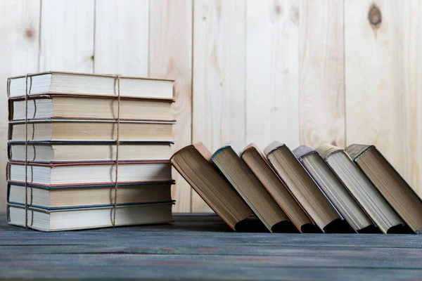 Conceito Educação Leitura Grupo Livros Coloridos Mesa Madeira — Fotografia de Stock