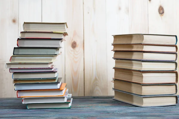 Concepto Educación Lectura Grupo Libros Coloridos Sobre Mesa Madera —  Fotos de Stock