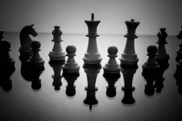 Bir Satranç Oyununun Kralı Bir Liderin Beyaz Arkaplan Sembolünde Izole — Stok fotoğraf
