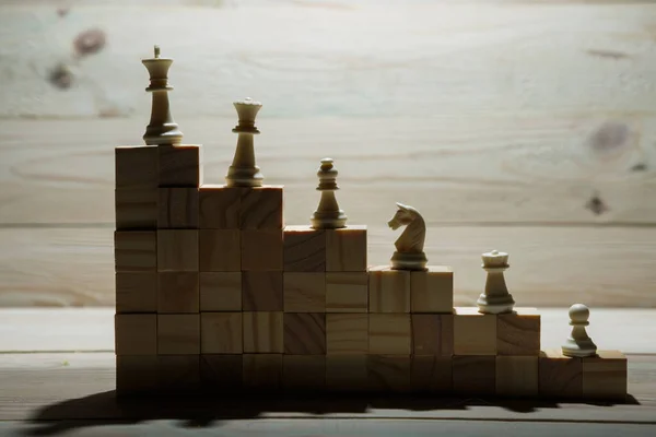 Unternehmenshierarchie Strategiekonzept Mit Schachfiguren Schach Steht Auf Einer Pyramide Aus — Stockfoto