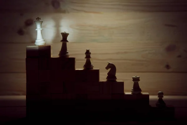 Иерархия Бизнеса Стратегическая Концепция Шахматных Фигур Шахматы Стоящие Пирамиде Деревянных — стоковое фото