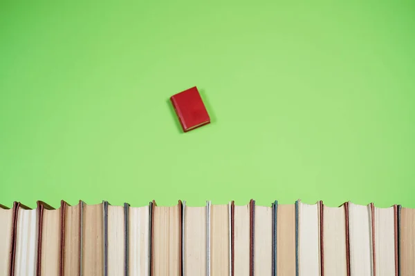 Muchas Pilas Libros Libros Tapa Dura Sobre Mesa Madera Vuelta —  Fotos de Stock