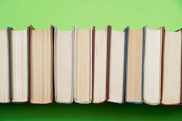 Muchas Pilas Libros Libros Tapa Dura Sobre Mesa Madera Vuelta —  Fotos de Stock