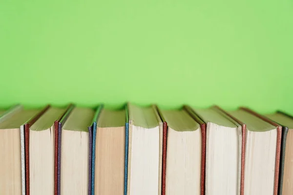 Muchas Pilas Libros Libros Tapa Dura Sobre Mesa Madera Vuelta — Foto de Stock