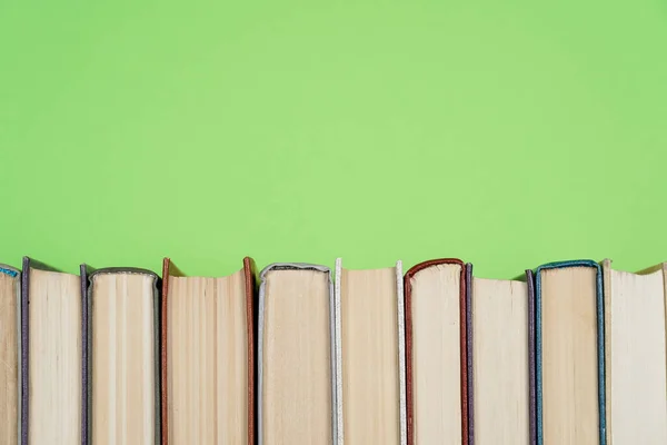 Muchas Pilas Libros Libros Tapa Dura Sobre Mesa Madera Vuelta — Foto de Stock