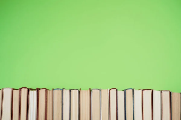 Muchas Pilas Libros Libros Tapa Dura Sobre Mesa Madera Vuelta —  Fotos de Stock