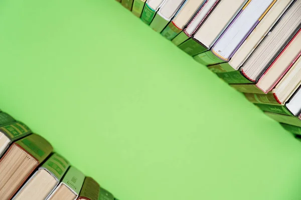 Muchas Pilas Libros Libros Tapa Dura Sobre Mesa Madera Vuelta —  Fotos de Stock