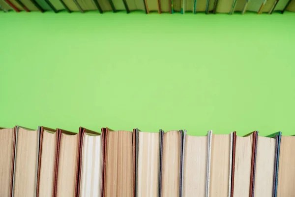 Muchas Pilas Libros Libros Tapa Dura Sobre Mesa Madera Vuelta —  Fotos de Stock