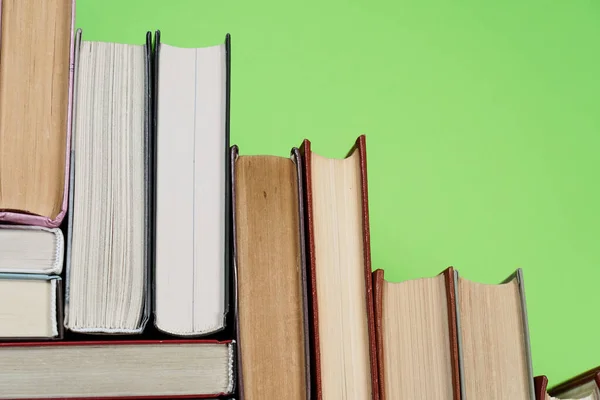 Muchas Pilas Libros Libros Tapa Dura Sobre Mesa Madera Vuelta — Foto de Stock