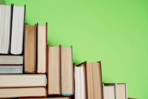 Muchas Pilas Libros Libros Tapa Dura Sobre Mesa Madera Vuelta —  Fotos de Stock