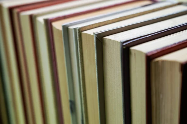 Muchas Pilas Libros Libros Tapa Dura Sobre Mesa Madera Vuelta —  Fotos de Stock