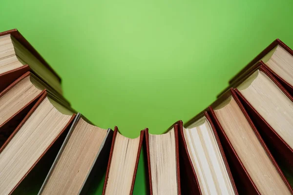 Muchas Pilas Libros Libros Tapa Dura Sobre Mesa Madera Vuelta —  Fotos de Stock