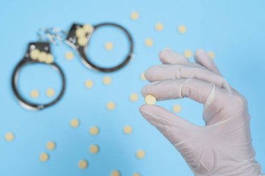 Hemşirenin eline yakın çekim hapı sür. Doktoru iş yerinde uyuşturucu ticareti yaptığı için cezalandırma kavramı