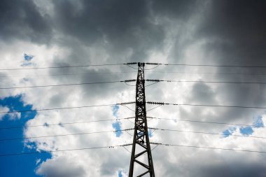 Elektrik dünyanın en büyük enerjisidir. Yüksek voltaj direği. Yüksek voltajlı gökyüzü arka planı. Yayın kulelerinin hava endüstriyel arka plan grubu.