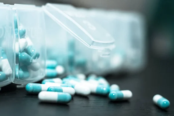 Eine wöchentliche Dosis von Medikamenten im Tablettenspender. — Stockfoto