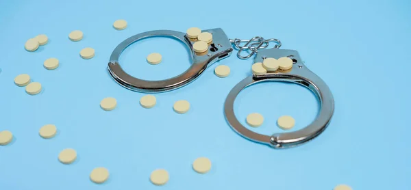 Pills Blue Background Whith Spoon Handcuffs Copy Spase Spase Text — Stock Photo, Image