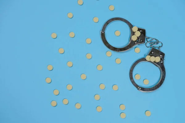 Pills Blue Background Whith Spoon Handcuffs Copy Spase Spase Text — Stock Photo, Image