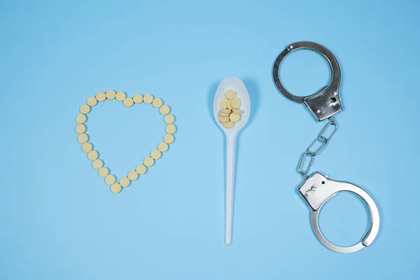 Pills Blue Background Whith Spoon Handcuffs Copy Spase Spase Text — Stock Photo, Image