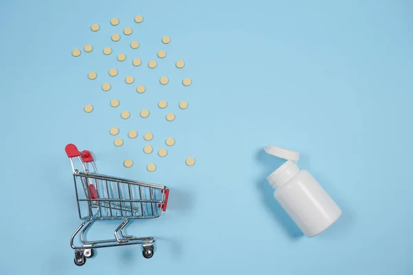 Tabletták Bevásárlókocsi Kék Háttér Koncepció Gyógyszerek Gyógyszertárak Kereskedelme Fénymásolás Szövegszerkesztés — Stock Fotó