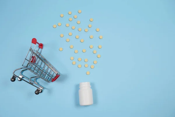 Tabletták Bevásárlókocsi Kék Háttér Koncepció Gyógyszerek Gyógyszertárak Kereskedelme Fénymásolás Szövegszerkesztés — Stock Fotó