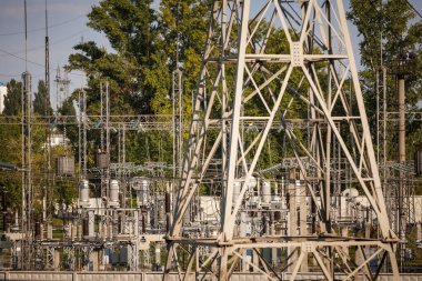 Genel görünüm, şalterleri ve bağlantısızları olan yüksek voltajlı alt istasyona