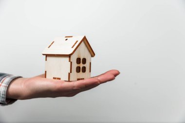 Emlak konsepti. Ev alıp satmak. İpotek ve vergilerin ödenmesi. Borç ve borç. Satın almak. Ev satıldı. Emlakçı ve emlakçı. Kiralık daire. Mülk satışı.