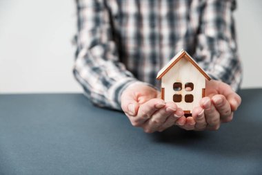 Emlak konsepti. Ev alıp satmak. İpotek ve vergilerin ödenmesi. Borç ve borç. Satın almak. Ev satıldı. Emlakçı ve emlakçı. Kiralık daire. Mülk satışı.