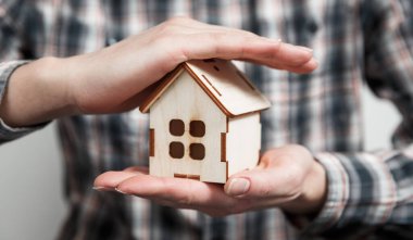 Emlak konsepti. Ev alıp satmak. İpotek ve vergilerin ödenmesi. Borç ve borç. Satın almak. Ev satıldı. Emlakçı ve emlakçı. Kiralık daire. Mülk satışı.