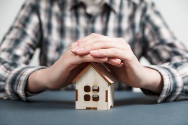 Emlak konsepti. Ev alıp satmak. İpotek ve vergilerin ödenmesi. Borç ve borç. Satın almak. Ev satıldı. Emlakçı ve emlakçı. Kiralık daire. Mülk satışı.