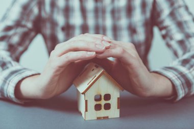 Emlak konsepti. Ev alıp satmak. İpotek ve vergilerin ödenmesi. Borç ve borç. Satın almak. Ev satıldı. Emlakçı ve emlakçı. Kiralık daire. Mülk satışı.