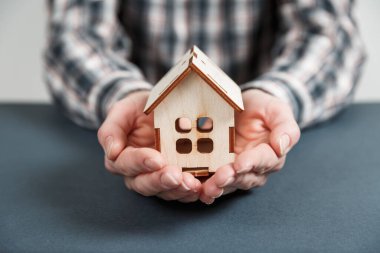 Emlak konsepti. Ev alıp satmak. İpotek ve vergilerin ödenmesi. Borç ve borç. Satın almak. Ev satıldı. Emlakçı ve emlakçı. Kiralık daire. Mülk satışı.