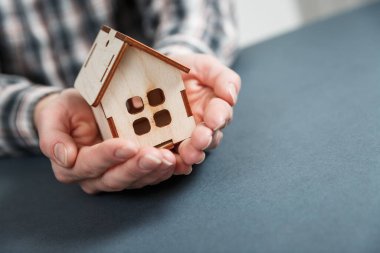 Emlak konsepti. Ev alıp satmak. İpotek ve vergilerin ödenmesi. Borç ve borç. Satın almak. Ev satıldı. Emlakçı ve emlakçı. Kiralık daire. Mülk satışı.