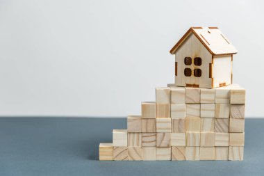 Emlak konsepti. Kopya alanı olan küçük oyuncak ahşap ev
