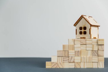 Emlak konsepti. Kopya alanı olan küçük oyuncak ahşap ev