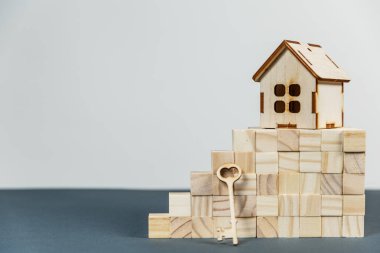 Emlak konsepti. Kopya alanı olan küçük oyuncak ahşap ev