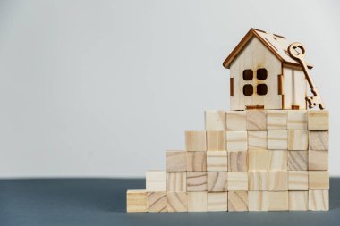 Emlak konsepti. Kopya alanı olan küçük oyuncak ahşap ev